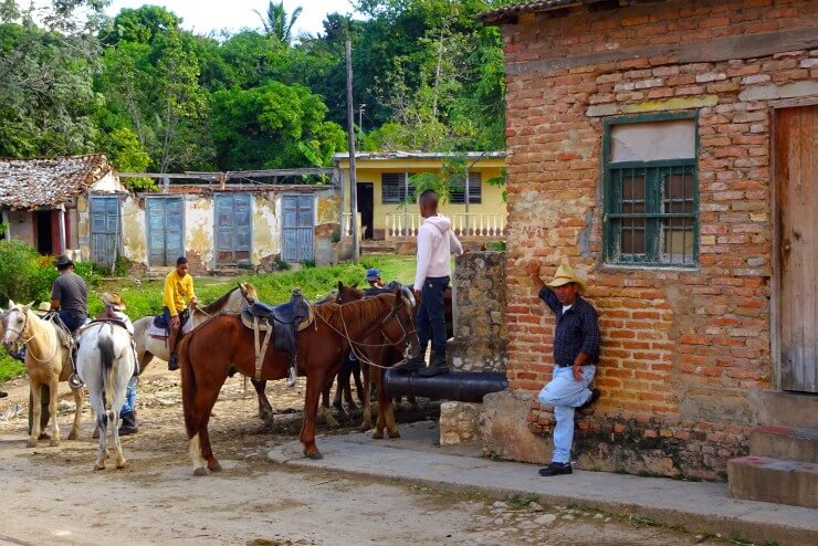 Trinidad in Kuba, Männer mit Pferden