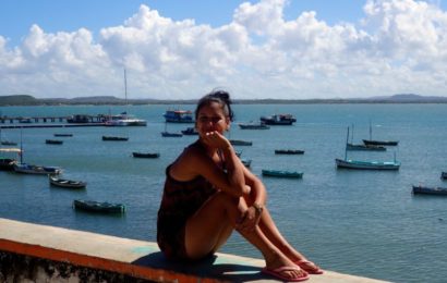 Gibara, Kuba, an der Küste mit Blick auf Meer und Fischerboote.