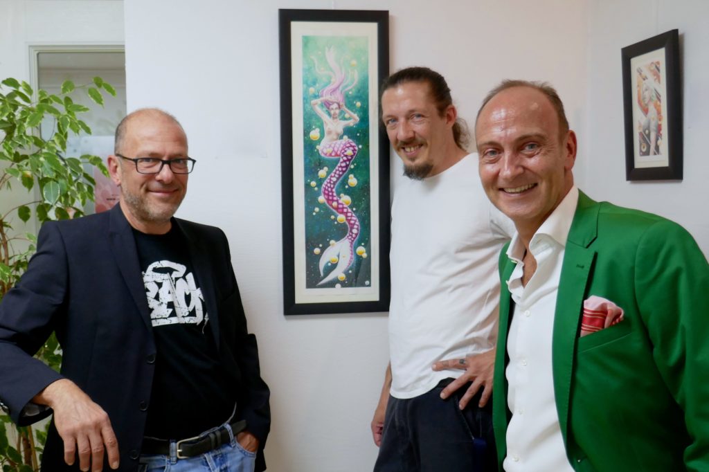Künstler Absinth zwischen Popstreet.shop-Bossen Michael Habel (links) und Stephan Krüll (rechts).