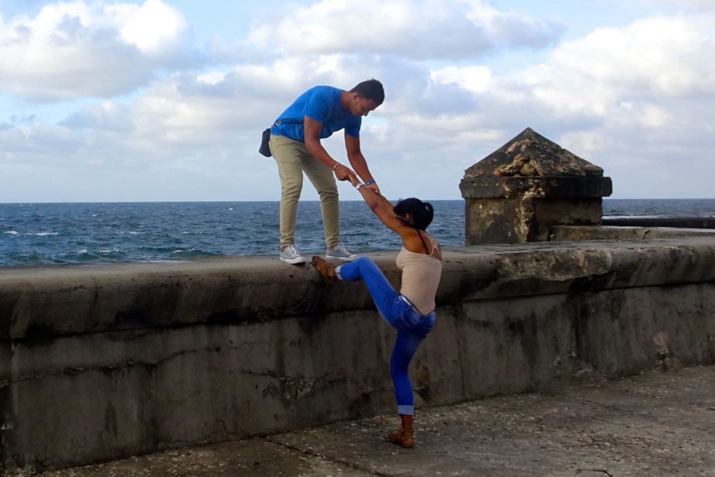 Straßenfotografie in Kuba unter dem Motto aller Anfang ist schwer. Hier: Paar am Malecón von Havanna.