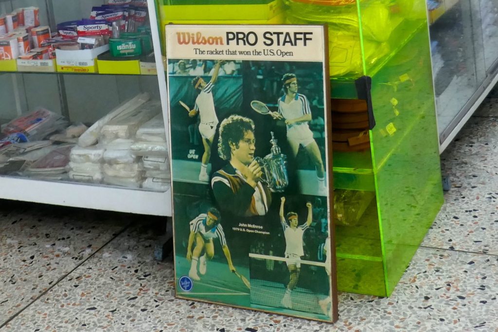 Plakat mit der Tennis-Legende John McEnroe im Kaufhaus Nightingale-Olympic, Bangkok.