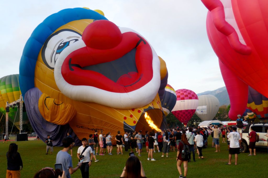 Penang Hot Air Balloon Fiesta in George Town. Der Ballon mit dem Clownsgesicht heißt Bruno und stammt aus der Slowakei.