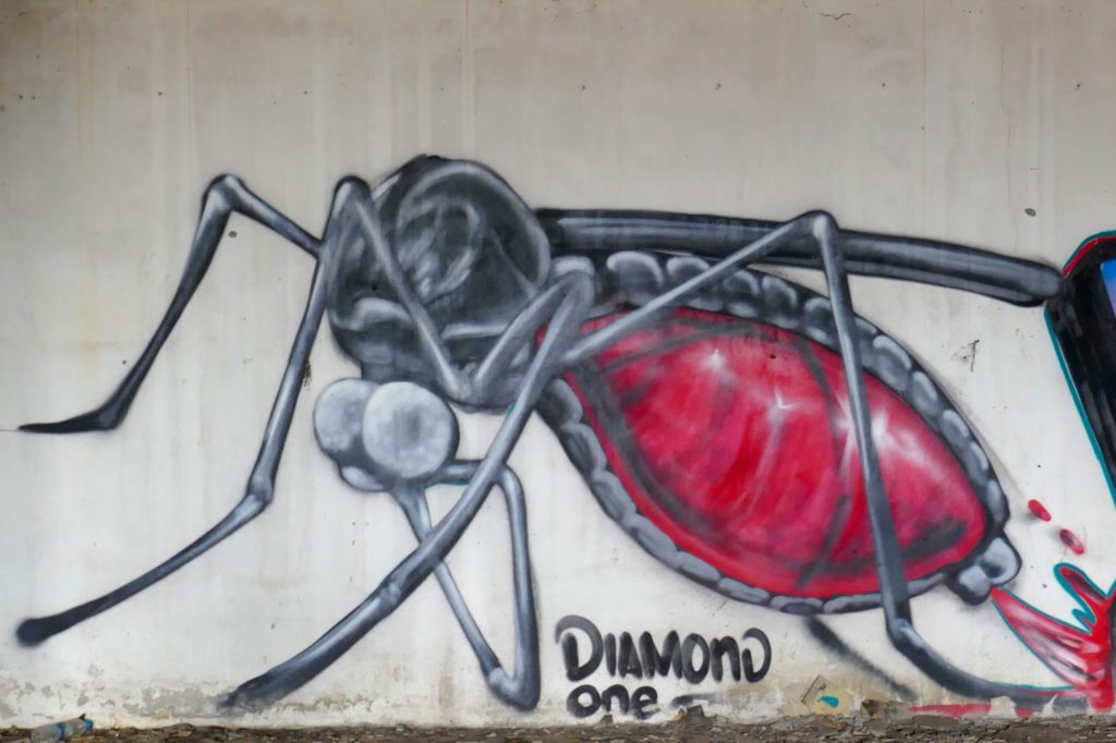 New World Mall, Bangkok. Wandgemälde des Künstlers Diamond One von 2014 im Lost Place.