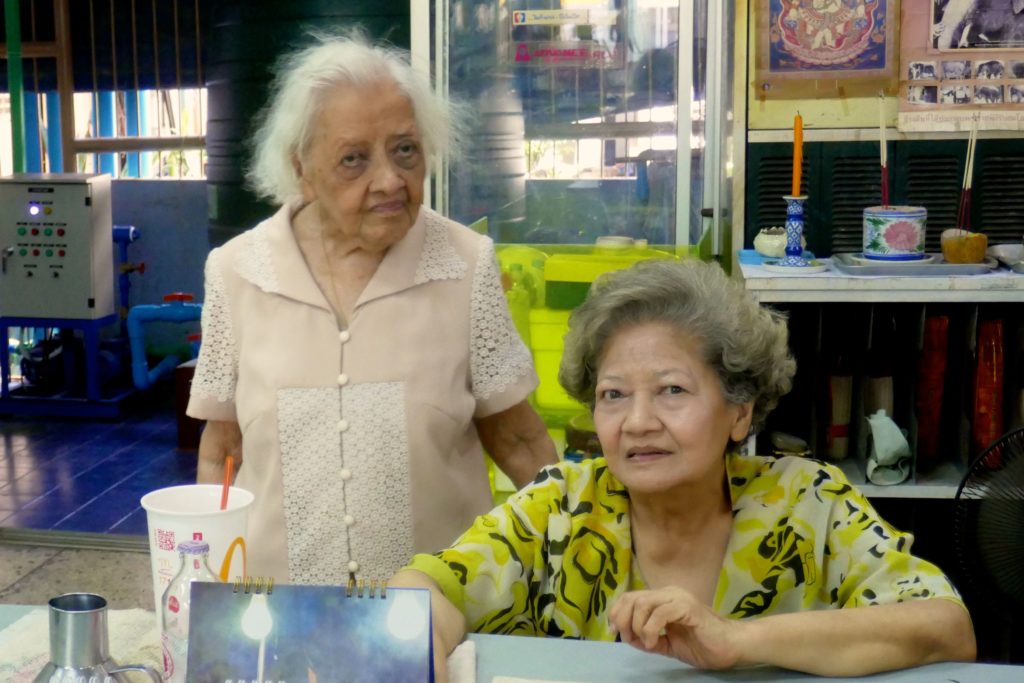 Links Aroon Niyomvanich, die 97-jährige Besitzerin des Kaufhauses Nightingale-Olympic, Bangkok.