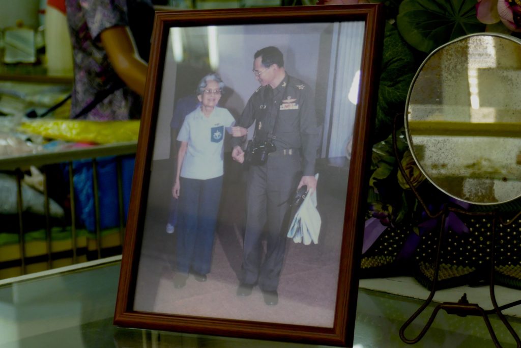Foto im Kaufhaus Nightingale-Olympic, Bangkok: Aroon Niyomvanich mit dem verstorbenen König Bhumibol Adulyadej.