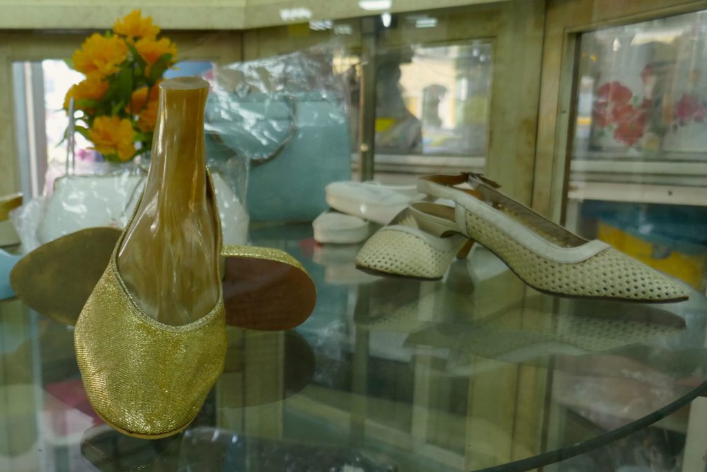 Vintage-Ware: Schuhe aus einer anderen Zeit im Nightingale-Olympic in Bangkok.