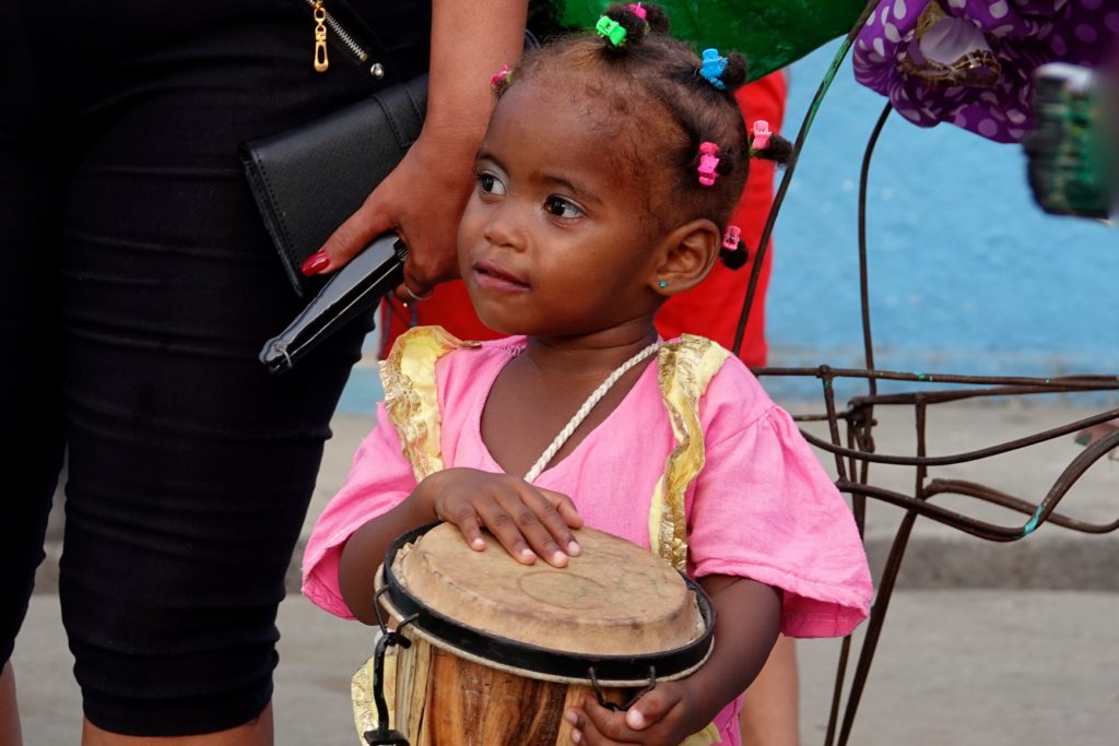 Kleine Trommlerin beim Karneval von Santiago de Cuba.
