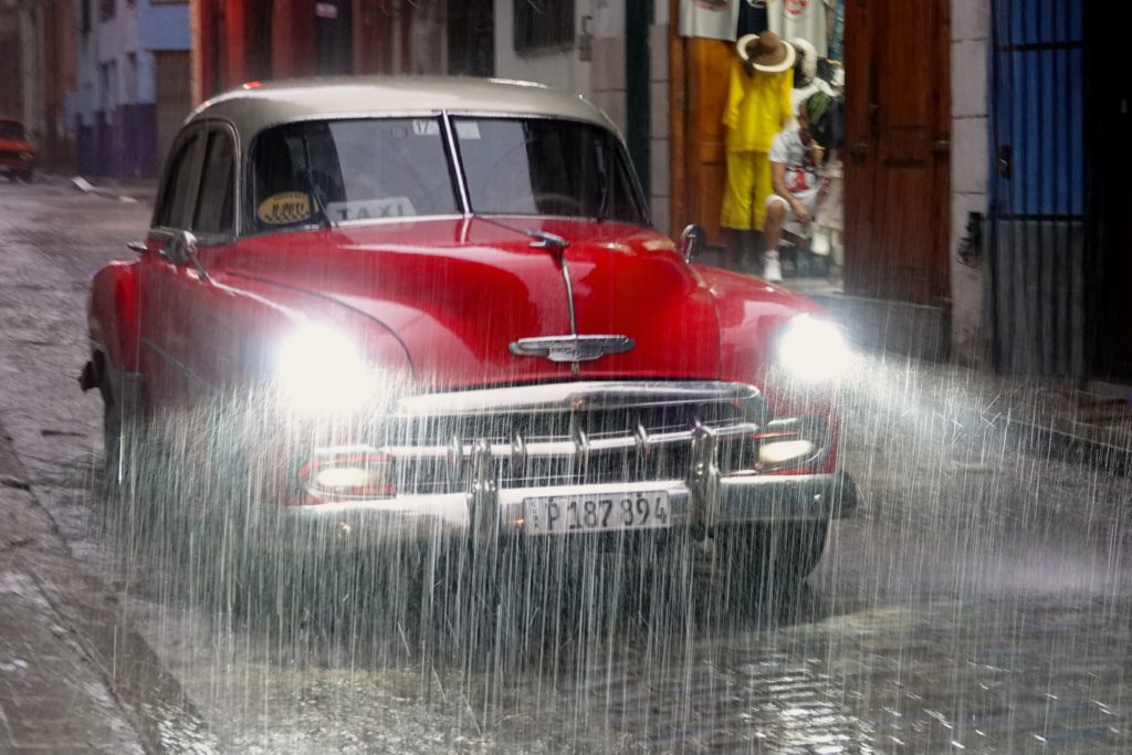 Oldtimer im Regen in La Habana Vieja, der Altstadt von Havanna.