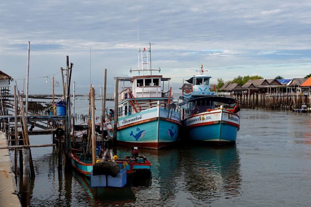 Hafen des Village No. 8 im Unterbezirk Pantai Norasing, Landkreis Mueang Samut Sakhon.