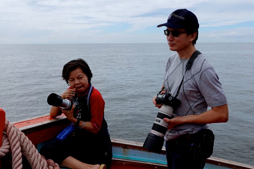 Fotografen beim Whale Watching im Golf von Thailand.