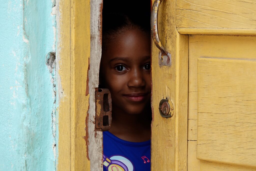 Mädchen in Havanna: Blick an der Tür.