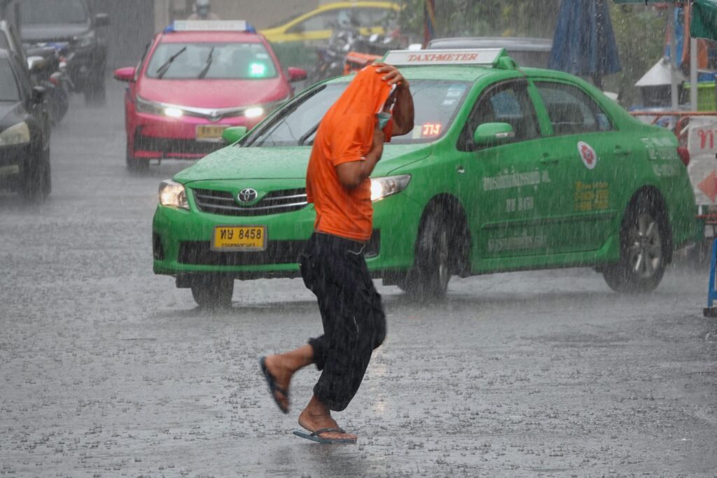 Fotogener Moment im Regen in Bangkok
