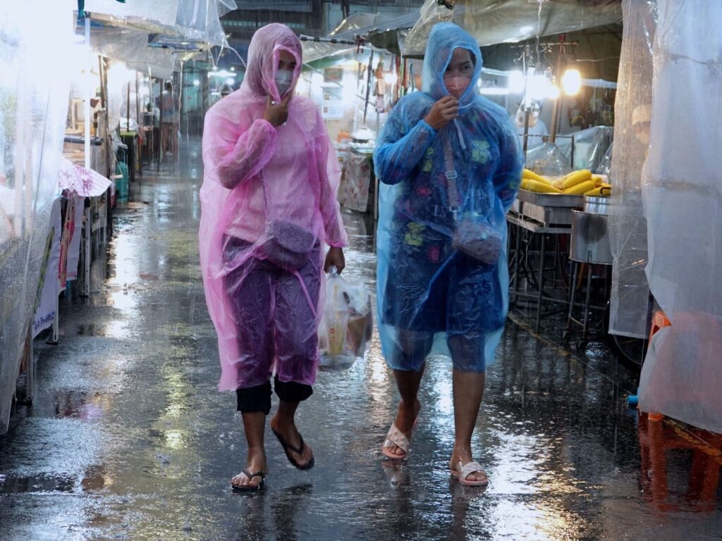 Regen auf dem Nachtmarkt in Surat Thani.